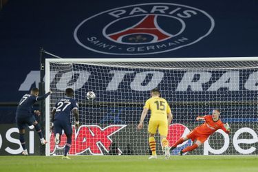 Kylian Mbappé ouvre la marque sur penalty pour le PSG.
