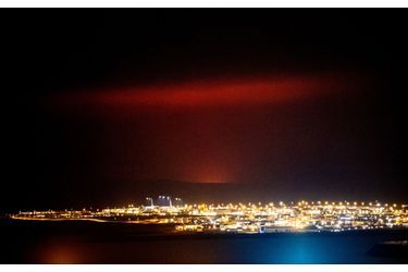 Le ciel illuminé de Reykjavik, après une éruption volcanique à Geldingadalur, près du mont Fagradalsfjall, vendredi soir.