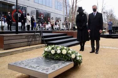 La reine Mathilde et le roi des Belges Philippe au monument aux victimes d’actes terroristes à Bruxelles, le 22 mars 2021