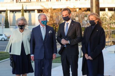 La duchesse de Cornouailles Camilla et le prince Charles avec le Premier ministre grec et sa femme à Athènes, le 24 mars 2021