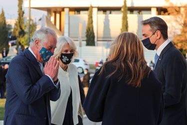 Le prince Charles et la duchesse de Cornouailles Camilla avec le Premier ministre grec et sa femme à Athènes, le 24 mars 2021