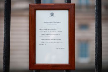 Le communiqué annonçant le décès du prince Philip a été affiché vendredi devant le palais de Buckingham. 