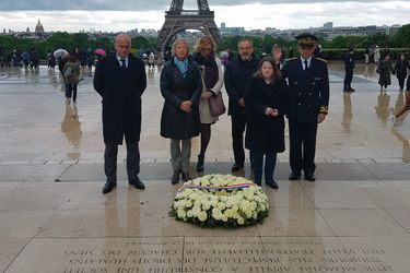 Sophie Cluzel (écharpe bleue), Luc Gateau (3e à partir de la droite), président de l&#039;Unapei, et la fille de la sécrétaire d&#039;Etat, Julia.