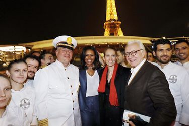 Le 17 avril, Alain Ducasse reçoit Michelle Obama, à l’occasion d’un dîner sur la péniche-restaurant Ducasse sur Seine. 