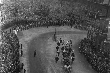 La foule massée pour suivre le cortège royal à Londres, le 20 novembre 1947, jour du mariage de la princesse Elizabeth et du prince Philip