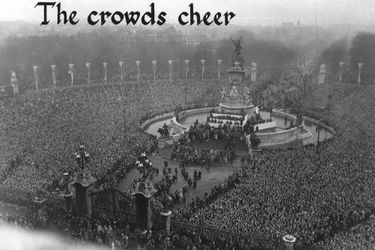 La foule massée pour voir le cortège royal à Londres, le 20 novembre 1947, jour du mariage de la princesse Elizabeth et du prince Philip