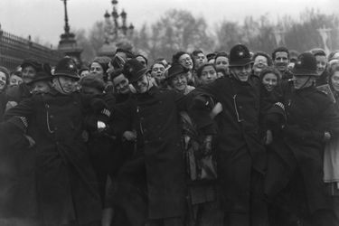 La foule massée pour voir le cortège royal à Londres, le 20 novembre 1947, jour du mariage de la princesse Elizabeth et du prince Philip