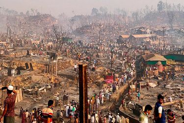Un incendie a éclaté dans un camp de réfugiés rohingyas au Bangladesh, le 22 mars 2021.