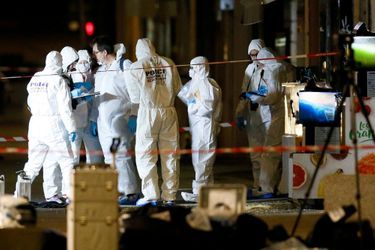 Les enquêteurs sur le lieu de l&#039;explosion du colis piégé, à Lyon, le 24 mai 2019. 