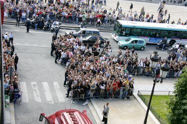 Des centaines de fans s&#039;étaient rassemblés près de l&#039;église Saint-Germain-l&#039;Auxerrois dans le Ie arrondissement de Paris pour le mariage religieux d&#039;Eva Longoria et Tony Parker, le 7 juillet 2007