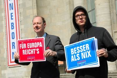 Martin Sonneborn et Nico Semsrott au lancement de la campagne de Die Partei, le 23 avril à Berlin. Sur les pancartes : "Pour l'Europe ça suffit" et "Mieux que rien".