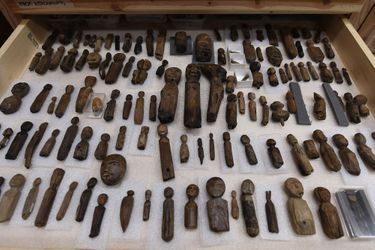 Des centaines de vieux objets ont été découverts dans le sol, jadis gelé, en Alaska. 