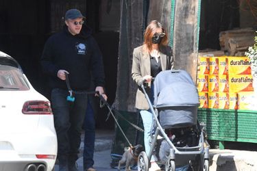 Emily Ratajkowski en promenade à New York avec son mari Sebastian Bear-McClard et leur bébé Sylvester, le 20 mars 2021