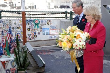 Le prince Charles et la duchesse de Cornouailles Camilla rendent hommage aux victimes des attentats du 11-Septembre à New York, le 1er novembre 2005