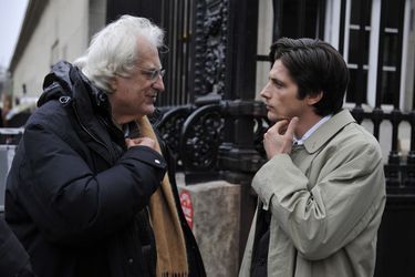 Raphaël Personnaz et Bertrand Tavernier sur le tournage de "Quai d'Orsay".