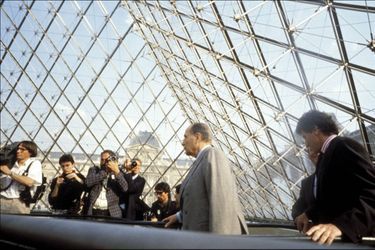 François Mitterrand inaugure la pyramide du Louvre avec Jack Lang et Ieoh Ming Pei, le 29 mars 1989.