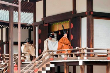 En chasuble de soie traditionnelle, Akihito s’est rendu dans plusieurs sanctuaires pour « annoncer » son abdication aux divinités et aux ancêtres, dans la matinée du 30 avril.