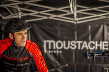 Julien Absalon, à la retraite depuis 2018, est désormais ambassadeur de Moustache Bikes, une marque de vélos à assistance électrique. 