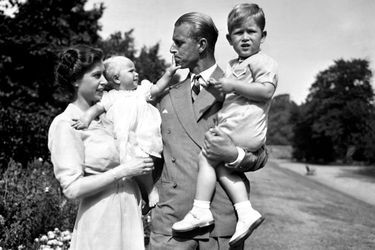 La princesse Elizabeth et le prince Philip, avec le prince Charles et la princesse Anne, le 9 août 1951 