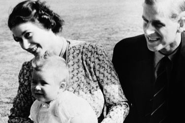 La princesse Elizabeth II et le prince Philip, avec le prince Charles, le 18 juillet 1949 
