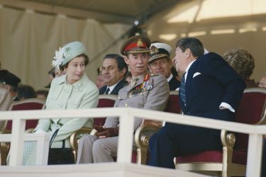 Le grand-duc Jean de Luxembourg encadré par la reine Elizabeth II et Ronald Reagan lors de la commémoration du 40e anniversaire du Débarquement à Utah Beach le 6 juin 1984 