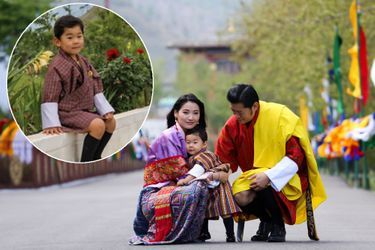 Le prince héritier du Bhoutan avec ses parents le roi Jigme Khesar Namgyel Wangchuck et la reine Jetsun Pema le 2 mai 2017. En vignette, photo diffusée en juin 2019