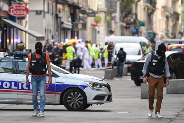 Les enquêteurs devant les lieux de l&#039;explosion, à Lyon, le 24 mai 2019.
