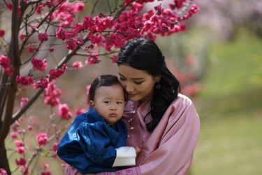 Le prince Jigme Ugyen avec sa mère la reine Jetsun Pema. Photo diffusée pour son 1er anniversaire, le 19 mars 2021