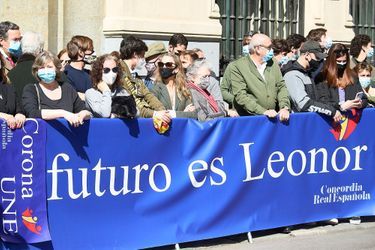La foule venue acclamer la princesse Leonor d'Espagne à Madrid, le 24 mars 2021