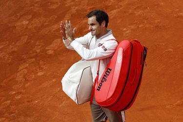 Roger Federer mercredi, salue le public après sa victoire.