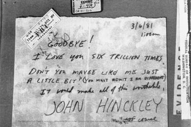 « L&#039;une des lettres que John Hinckley n&#039;avait pas eu le temps de poster contenait ces mots qui donnent le frisson : “J&#039;ai tué le Président”. Elle était adressée à l&#039;actrice Jodie Foster, la petite prostituée du film « Taxi Driver », au cours duquel un chauffeur fou voulait assassiner un haut personnage politique et abattait ensuite tous ceux qui faisaient du mal à la jeune fille. Dans une autre lettre, datée du 30 mars et non envoyée, Hinckley écrivait à Jodie : “Au cours des derniers sept mois, je t&#039;ai laissé des douzaines de poèmes, de lettres et de messages (qu&#039;il déposait lui-même sous la porte de la comédienne) dans le faible espoir que tu t&#039;intéresserais à moi... J&#039;abandonnerais cette idée d&#039;abattre Reagan en une seconde si je pouvais vivre le restant de mes jours avec toi. En sacrifiant ma liberté et peut-être ma vie, j&#039;espère te faire changer d&#039;avis à mon sujet. Je te supplie de me donner au moins la chance de gagner ton respect et ton amour par cet acte historique…” » - Paris Match n°1664, 17 avril 1981. (En photo, une lettre adressée par John Hinckley à Jodie Foster, datant du 6 mars 1981, trois semaines avant l&#039;attentat contre le président Reagan.)