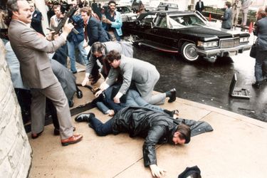 « Touché lui aussi un agent de police de Washington, en uniforme (Thomas Delahanty), s&#039;est écroulé et sa casquette a roulé sur le sol. » - Paris Match n°1663, 10 avril 1981.