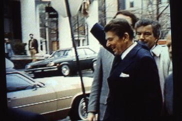 « “Monsieur le Président !” Ronald Reagan se tourne vers les caméramen qui l&#039;appellent pour le filmer. Incroyable enchaînement des gestes ! C&#039;est comme si le Président s&#039;était offert à la balle de son tueur. En écartant les gardes du corps pour apparaître devant les objectifs, il se découvrait. En levant le bras pour les saluer, il présentait sa poitrine du côté du cour. » - Paris Match n°1663, 10 avril 1981.