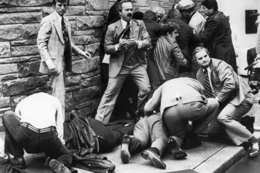« Le plus gravement blessé est le porte-parole de la Maison-Blanche, James Brady : il a reçu la première balle de l&#039;assassin dans la tête. » - Paris Match n°1663, 10 avril 1981.