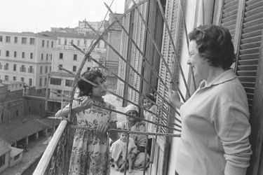 Après l’indépendance de l’Algérie, le 5 juillet 1962, beaucoup de pieds-noirs sont partis, mais Mme Solal est restée à Alger. Ici avec sa voisine Mme Azguiche, dont la famille occupe un appartement déserté