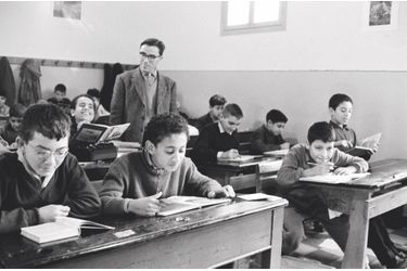 L’école chrétienne Saint-Joseph à Bab El Oued. Dès 1892, les écoles algériennes comptent 90 000 élèves, dont 11 500 musulmans, avec 1 % de filles. Elles seront 37 % en 1961