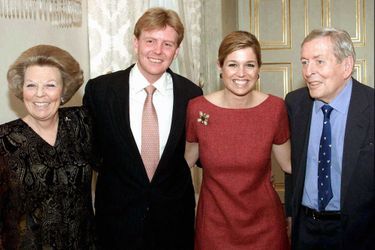 La reine Beatrix des Pays-Bas et le prince Claus avec le prince Willem-Alexander et Maxima Zorreguieta le 30 mars 2001, jour de l&#039;annonce de leurs fiançailles