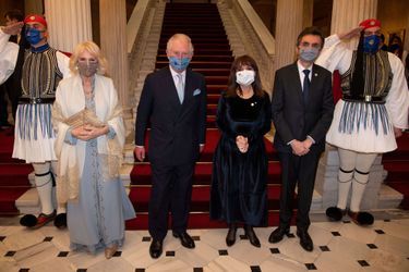 Le prince Charles et la duchesse de Cornouailles Camilla avec la présidente grecque Ekaterini Sakellaropoulou et son compagnon l&#039;avocat Pavlos Kotsonis au manoir présidentiel à Athènes, le 24 mars 2021