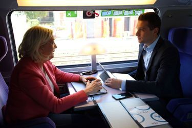 Marine Le Pen et Jordan Bardella dans un train après un meeting à Béziers, samedi 11 mai.