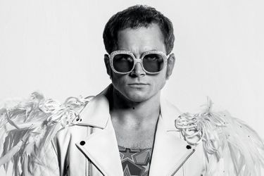 La rumeur veut qu’Elton John lui-même ait pris une photo de Taron, ci-dessus, dans le film pour un de ses propres portraits. 