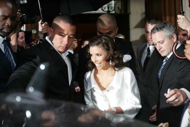 Tony Parker et Eva Longoria à la sortie de leur hôtel parisien la veille de leur mariage, le 5 juillet 2007
