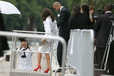 Tony Parker et Eva Longoria embarquent à bord d&#039;une péniche parisienne la veille de leur mariage, le 5 juillet 2007