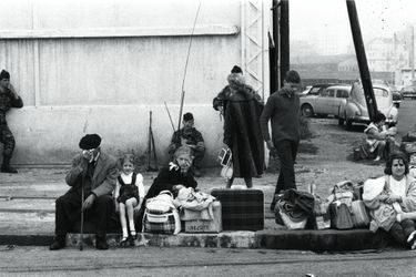 Sur le port d’Alger, le 23 mai 1962, des rapatriés, désespérés, attendent parfois des heures d’embarquer pour la France. Ils laissent tout derrière eux, dans un voyage sans retour. 