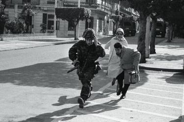 Après la signature des accords d’Evian, les Français d’Algérie décrètent une grève totale. Le 26 mars 1962, l’armée tire sur la foule rassemblée devant la Grande Poste pour défendre l’Algérie française et protester contre le bouclage du quartier de Bab el Oued, bastion de l’OAS. 