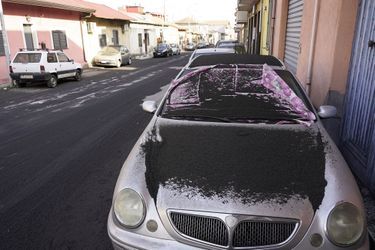 Une épaisse couche de cendre a recouvert la province de Catane après une énième éruption de l'Etna, ce dimanche.