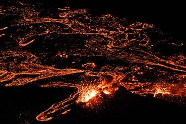 La lave n'avait pas coulé dans le secteur depuis le XIIIe siècle: une éruption volcanique se poursuivait à une quarantaine de kilomètres de la capitale islandaise Reykjavik, sans autre conséquence que le spectacle du magma rouge incandescent.