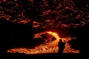 La lave n'avait pas coulé dans le secteur depuis le XIIIe siècle: une éruption volcanique se poursuivait à une quarantaine de kilomètres de la capitale islandaise Reykjavik, sans autre conséquence que le spectacle du magma rouge incandescent.