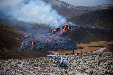 Des images en direct d'une webcam de la télévision publique RUV montraient la lave continuer à s'écouler lentement samedi après-midi, dans une petite vallée de la péninsule de Reykjanes, au sud-ouest de Reykjavik et à la pointe sud-ouest de l'Islande. 
