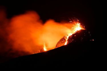 Le système volcanique de Krysuvik était resté inactif pendant 900 ans, selon l'institut météorologique, tandis que la dernière éruption dans la péninsule de Reykjanes dans son ensemble remontait elle à près de 800 ans.