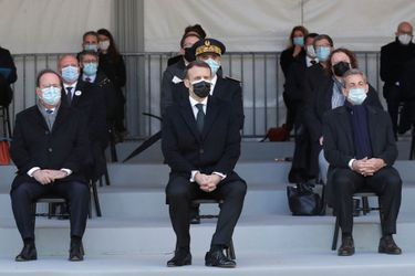 Emmanuel Macron, entouré de François Hollande et Nicolas Sarkozy jeudi lors d'une cérémonie aux Invalides pour la deuxième Journée nationale d'hommage aux victimes du terrorisme.